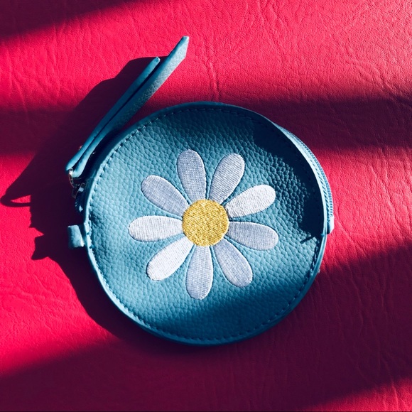 Vintage Handbags - Daisy & Baby Blue Leather Round Coin Purse Flower Power Hippie 90's